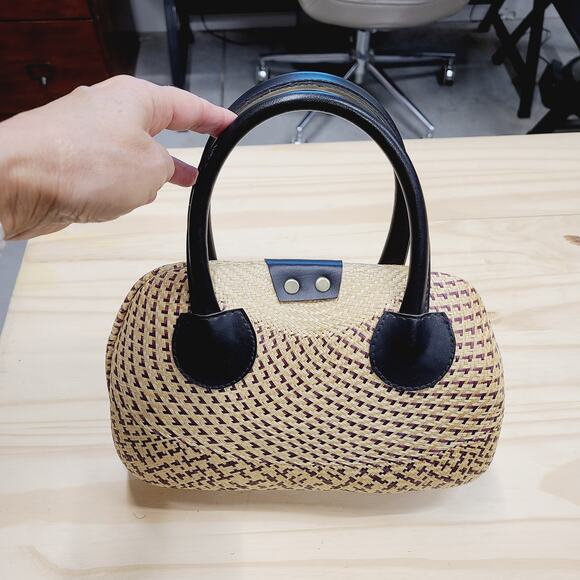 Vintage 1980's Hard Shell Woven Straw Clutch w/ Vegan Leather Handles, PRE-OWNED - Picture 2 of 4